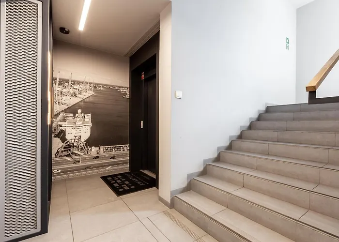 Marina Chic By Bookinghost